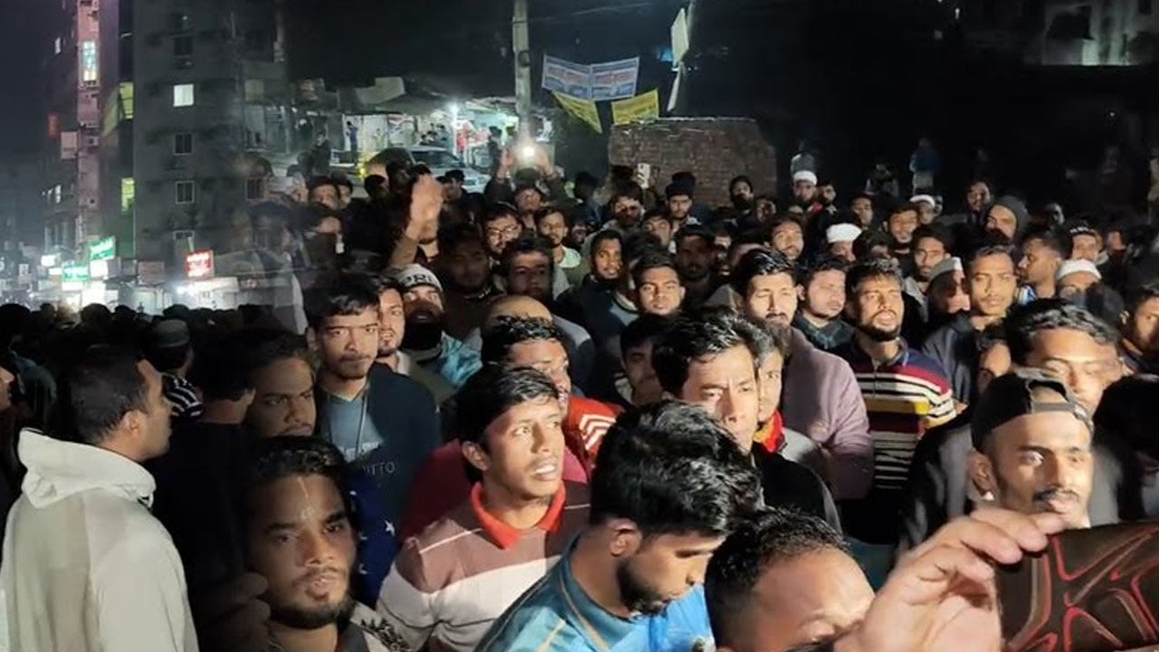 হাদি হত্যার প্রতিবাদে ঢাকা–ময়মনসিংহ মহাসড়ক অবরোধ করে বিক্ষোভ