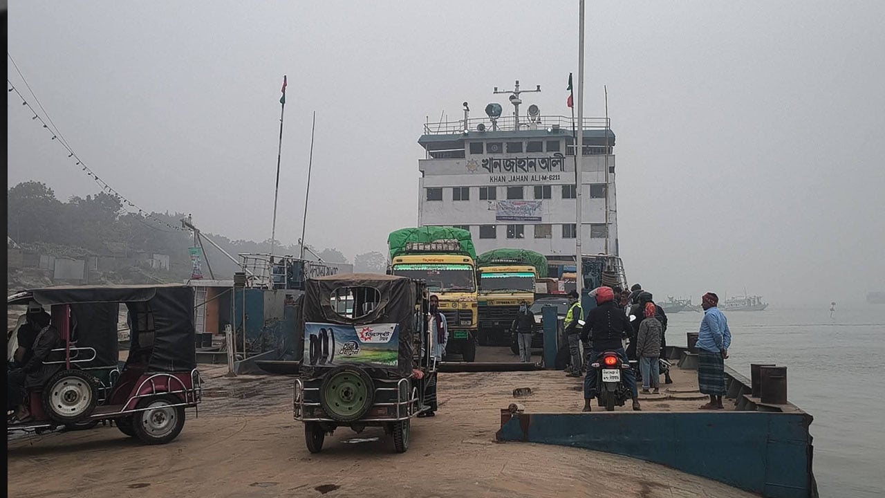 দৌলতদিয়া-পাটুরিয়া নৌরুটে ৫ ঘণ্টা পর ফেরি চলাচল স্বাভাবিক