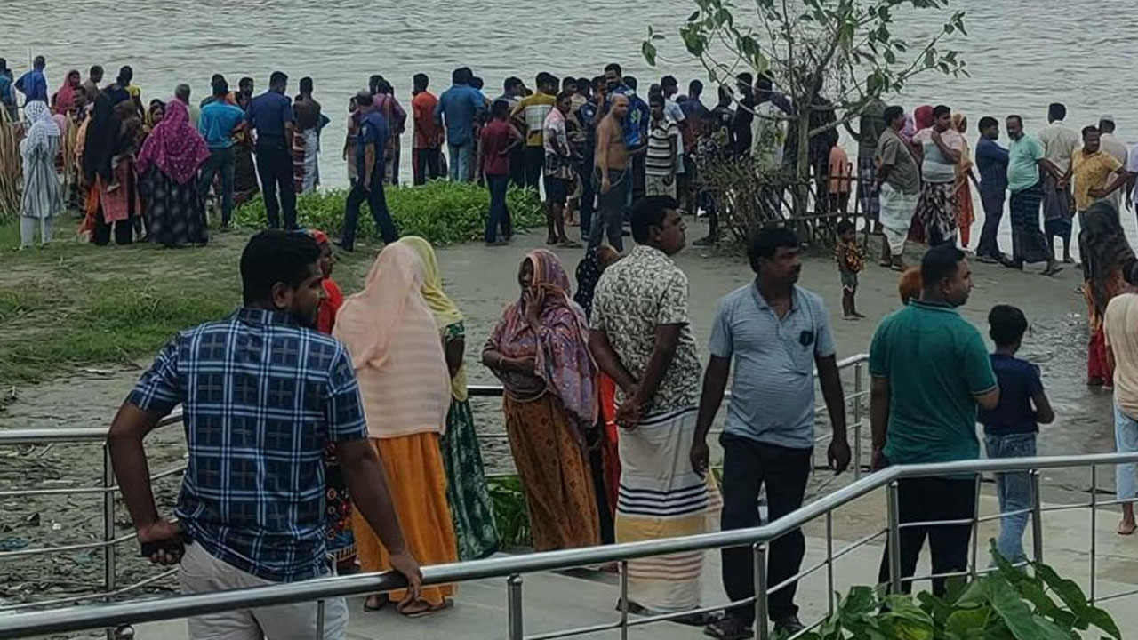 লাশ সমাহিত করতে এসে নৌকাডুবে বৃদ্ধের মৃত্যু, দুজন নিখোঁজ