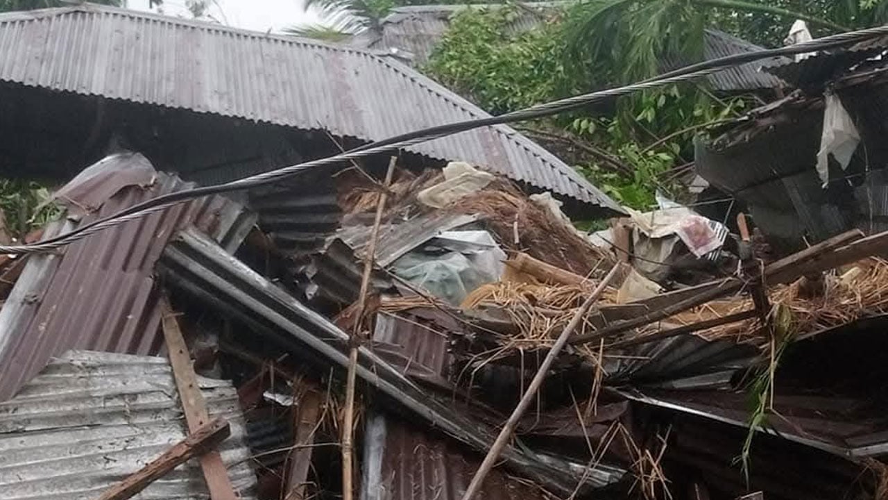 দুই মিনিটের ঘূর্ণিঝড়ে বিধ্বস্ত শতাধিক ঘরবাড়ি