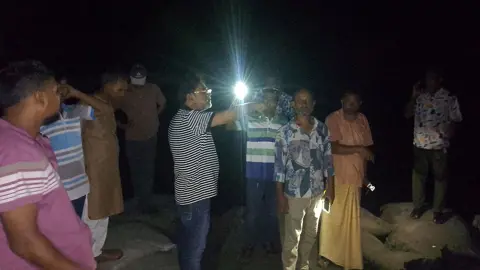 তিস্তায় হঠাৎ ভাঙন, রাতেই মানুষের পাশে বিএনপি নেতারা