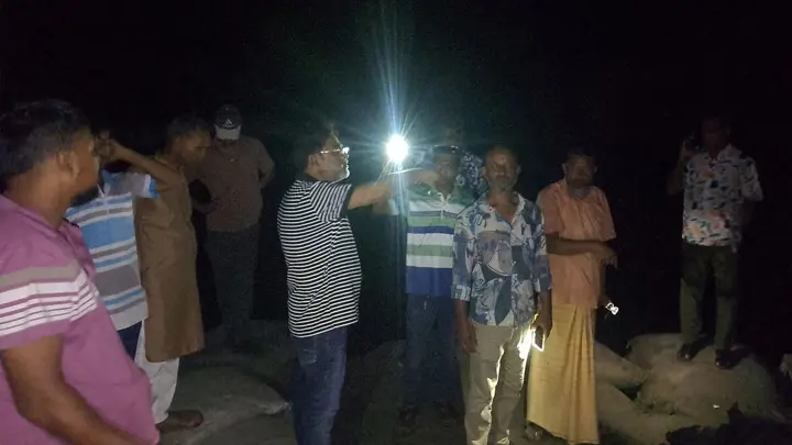 তিস্তায় হঠাৎ ভাঙন, রাতেই মানুষের পাশে বিএনপি নেতারা
