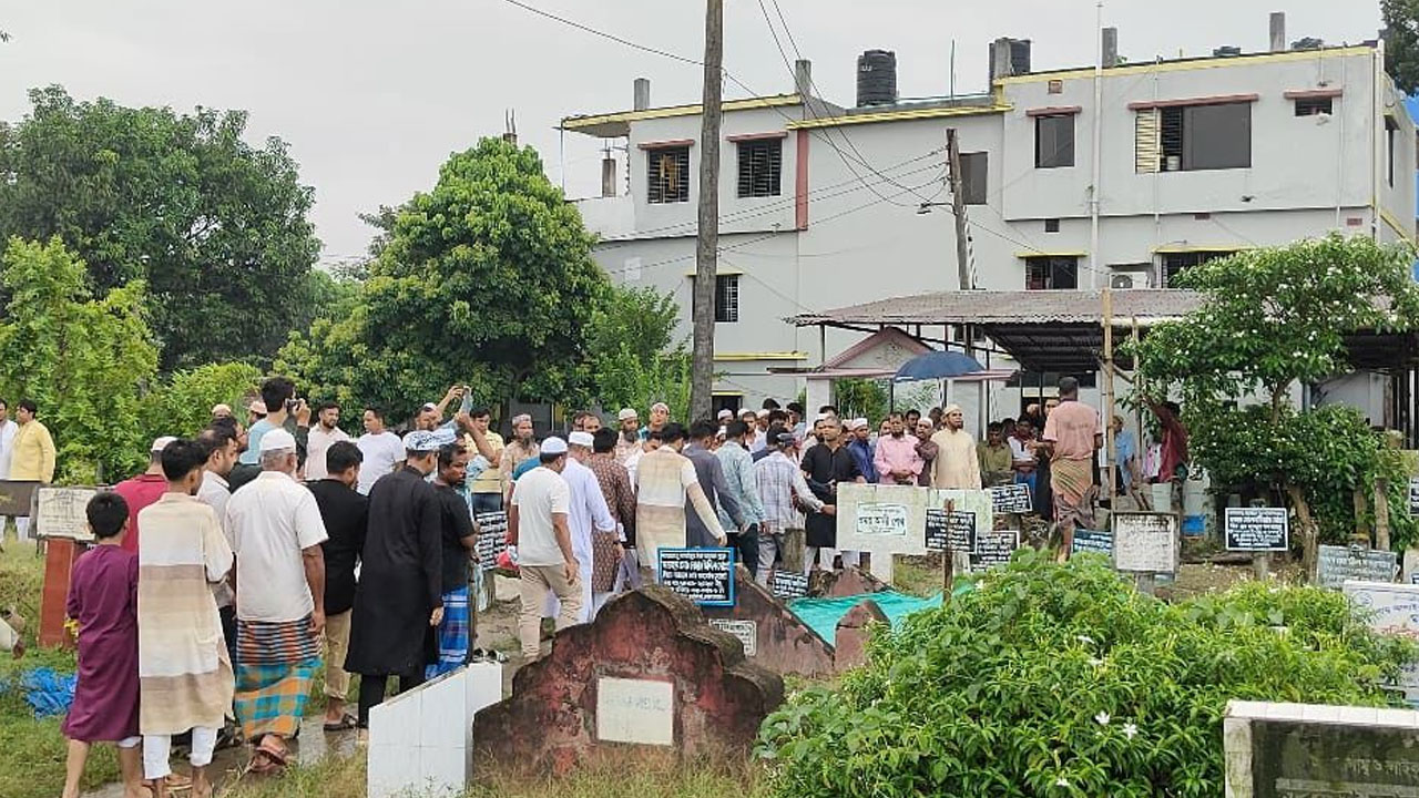 বাবা-মায়ের কবরের পাশে শায়িত সাংবাদিক মাহাবুব হোসেন সারমাত