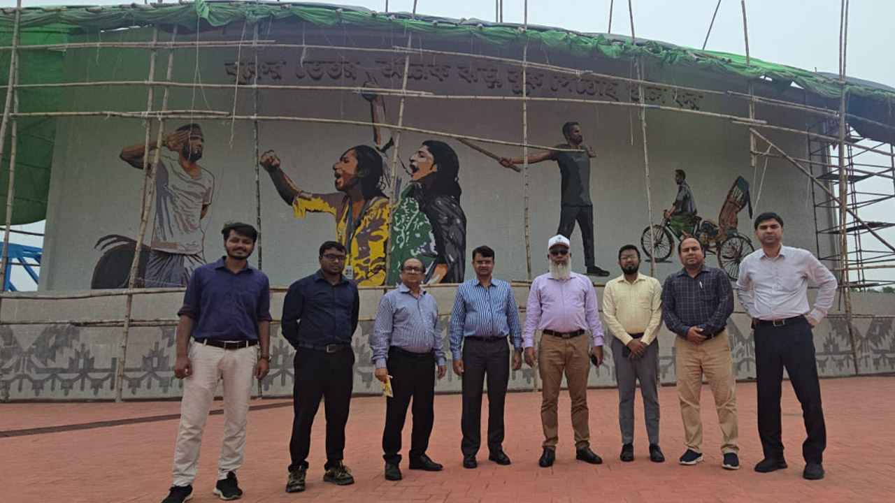 পদ্মা সেতুর দুই প্রান্তে আঁকা হচ্ছে বিশেষ গ্রাফিতি
