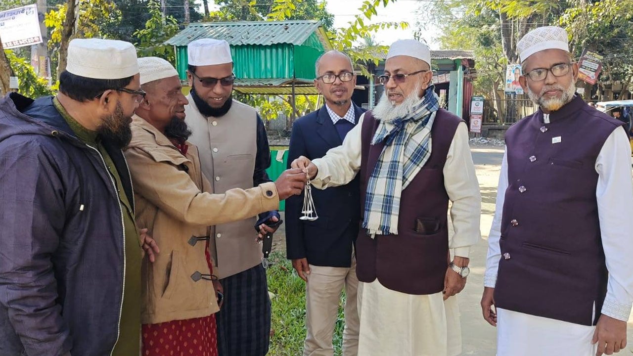 ভালোবাসা স্বরূপ জামায়াতকে রোপার দাঁড়িপাল্লা উপহার