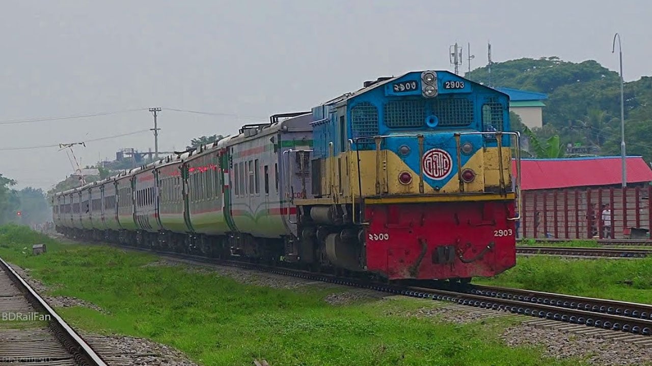 দুই ঘণ্টা ধরে বিকল কালনী এক্সপ্রেসের ইঞ্জিন, যাত্রীদের ভোগান্তি