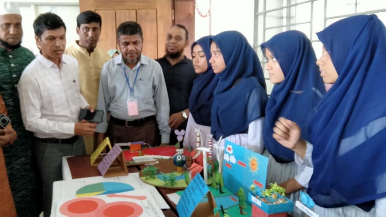 শায়েস্তাগঞ্জে শিক্ষা মেলায় বিজ্ঞান, রোবটিক্স ও আইসিটি প্রকল্প উপস্থাপন