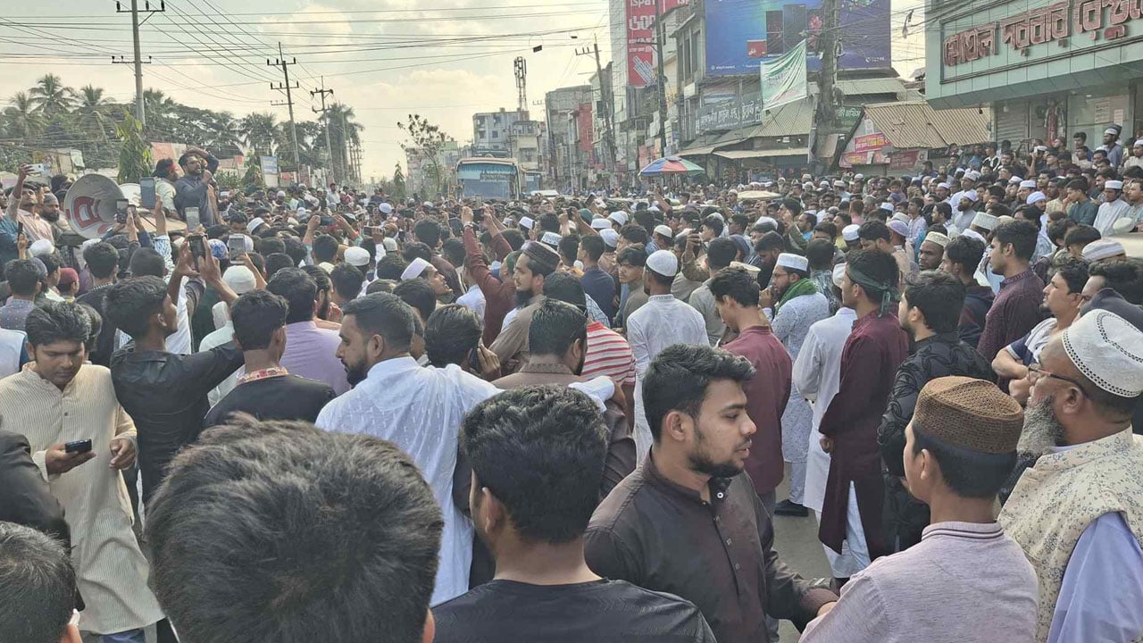 হাদি হত্যার বিচারের দাবিতে নোয়াখালীতে সর্বদলীয় বিক্ষোভ