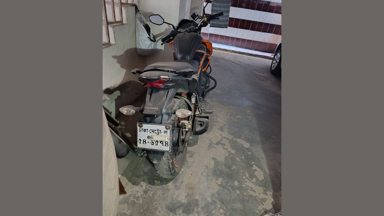 হাদির ওপর হামলার ঘটনায় ব্যবহৃত মোটরসাইকেল, হেলমেট ও ভুয়া নম্বর প্লেট উদ্ধার