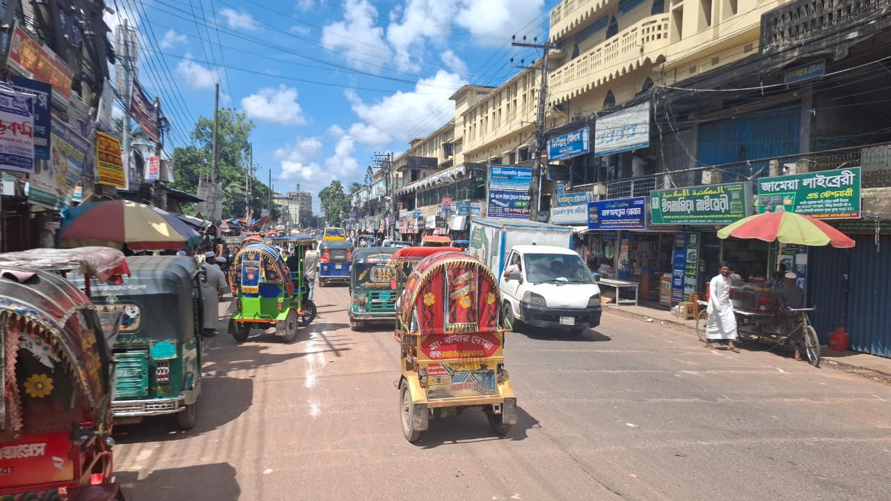 হাটহাজারীতে স্বাভাবিক পরিস্থিতি, সাত ঘণ্টা পর যান চলাচল শুরু