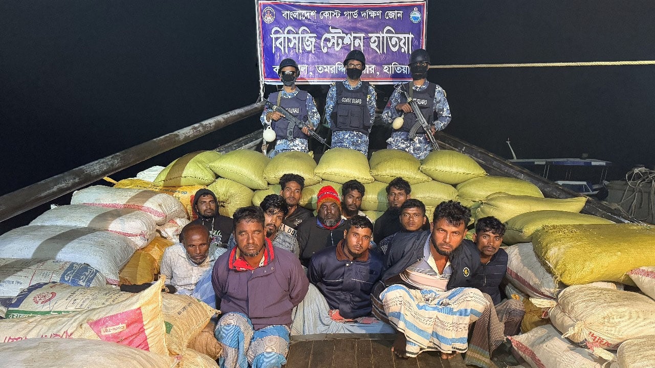 ৩১ লাখ টাকার খাদ্যদ্রব্যসহ ১২ পাচারকারী আটক