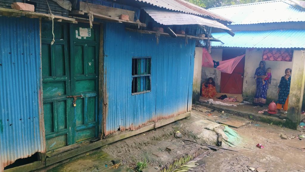 সুদের টাকা না পেয়ে রিকশাচালকের ঘরে তালা