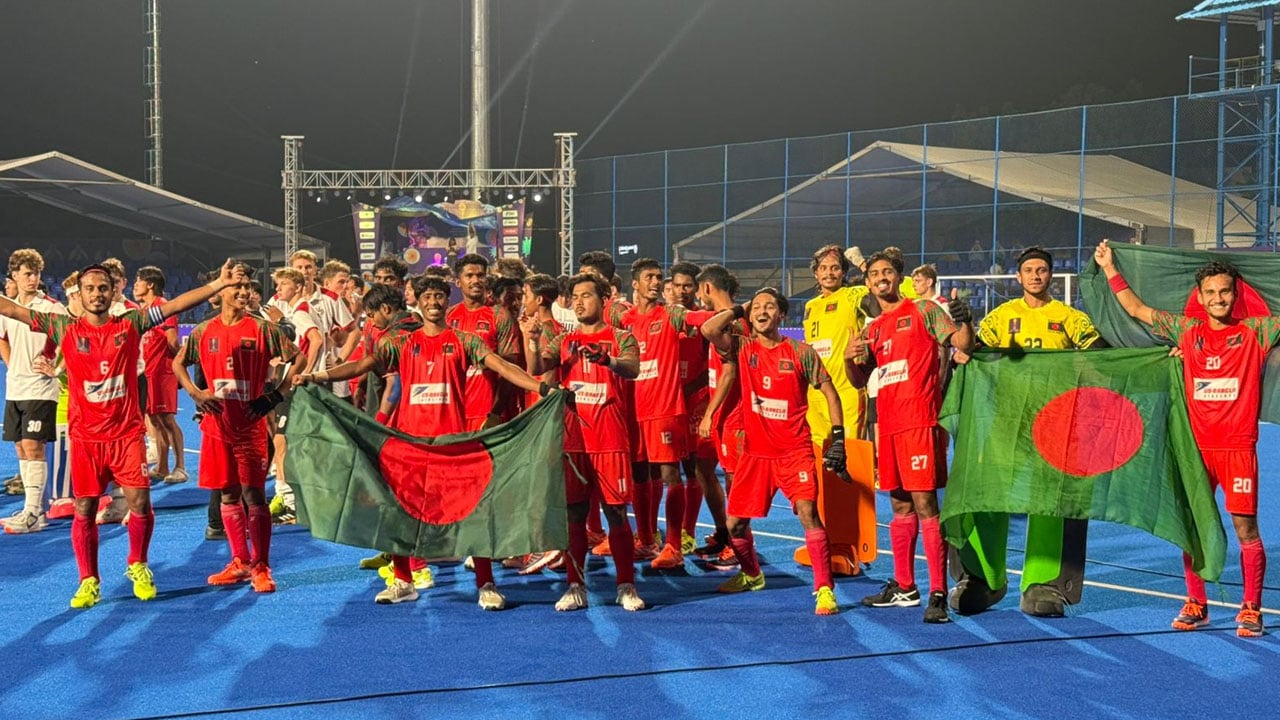 চ্যাম্পিয়ন হকি দলকে প্রধান উপদেষ্টার অভিনন্দন