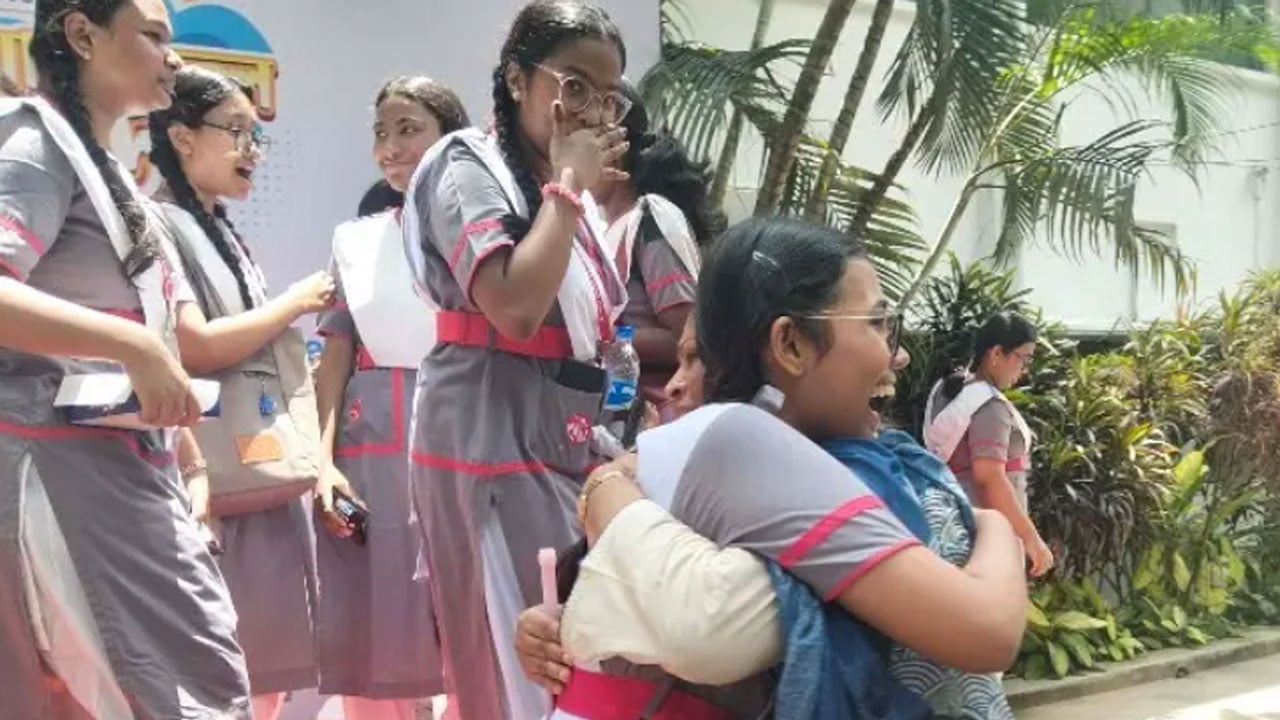 আনন্দে ভাসছে হলিক্রস স্কুলের ছাত্রীরাও