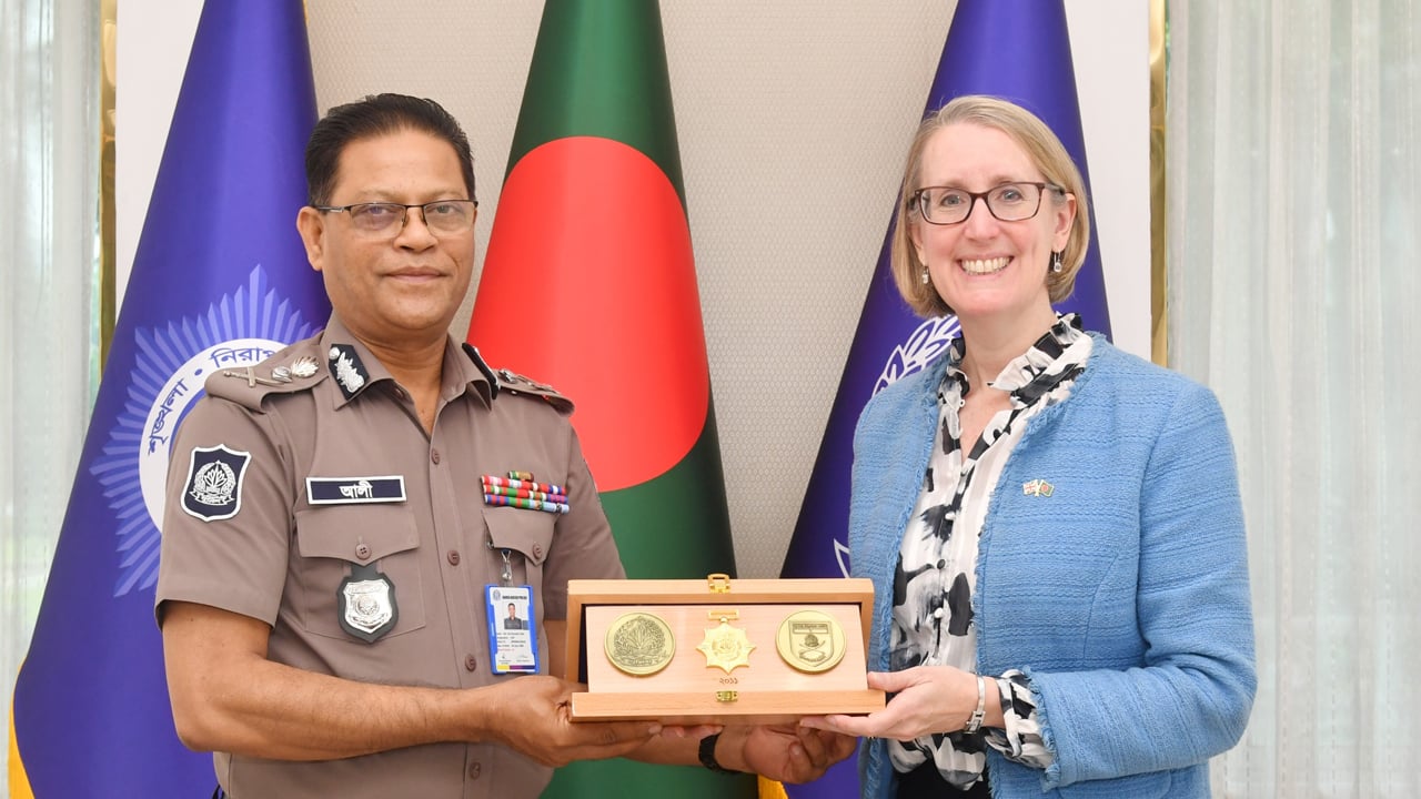 আইজিপির সঙ্গে যুক্তরাজ্যের হাইকমিশনারের সাক্ষাৎ