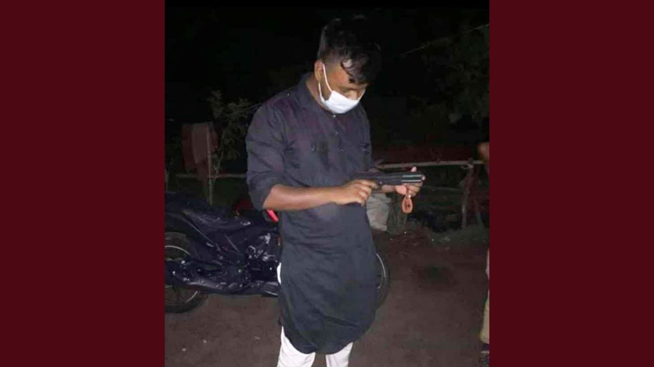 রাজশাহীতে পিস্তল হাতে ছাত্রলীগ নেতার ছবি ভাইরাল, এলাকায় আতঙ্ক