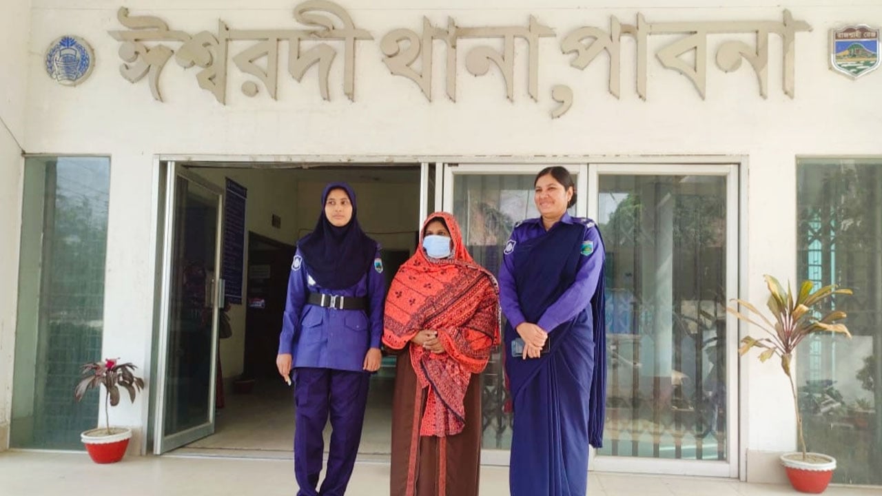 ৮ কুকুরছানা হত্যায় মামলা: গ্রেপ্তার সরকারি কর্মকর্তার স্ত্রী