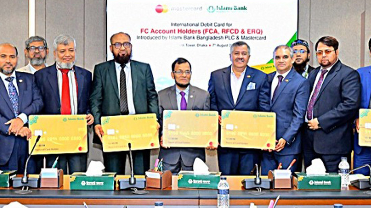 বৈদেশিক মুদ্রা হিসাবধারীদের জন্য ডেবিট কার্ড চালু করলো ইসলামী ব্যাংক