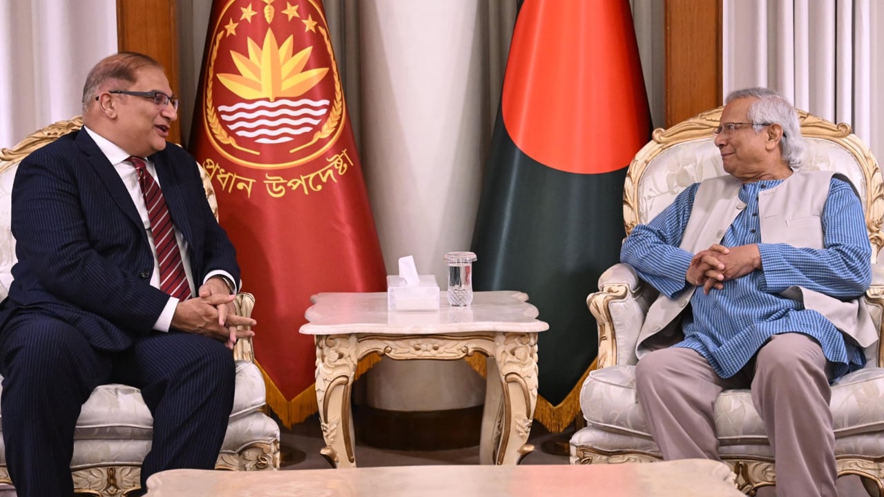 বাংলাদেশ-পাকিস্তানের যোগাযোগ বাড়াতে জোর প্রধান উপদেষ্টার