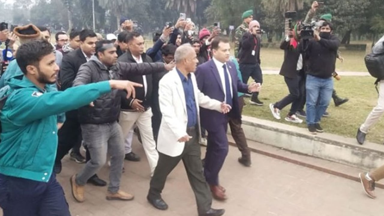 জিয়াউর রহমানের সমাধিস্থল পরিদর্শন করলেন স্বরাষ্ট্র উপদেষ্টা