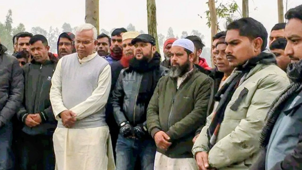 শহীদ আশিকুরের কবর জিয়ারত করলেন ডা. জাহিদ হোসেন