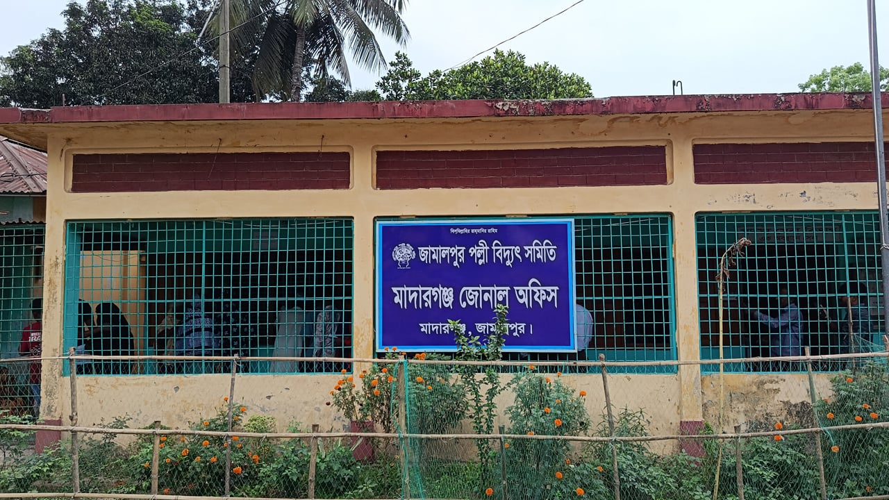 মাদারগঞ্জে ৪ দিন ধরে বিদ্যুৎ বিপর্যয়, ১৫ গ্রামের মানুষ চরম ভোগান্তিতে