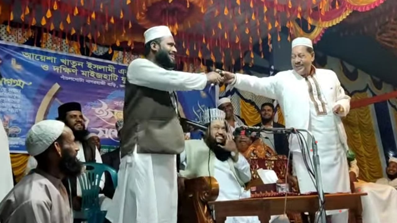 একই মঞ্চে বিএনপি-জামায়াত প্রার্থীর সৌহার্দ্যপূর্ণ আচরণ