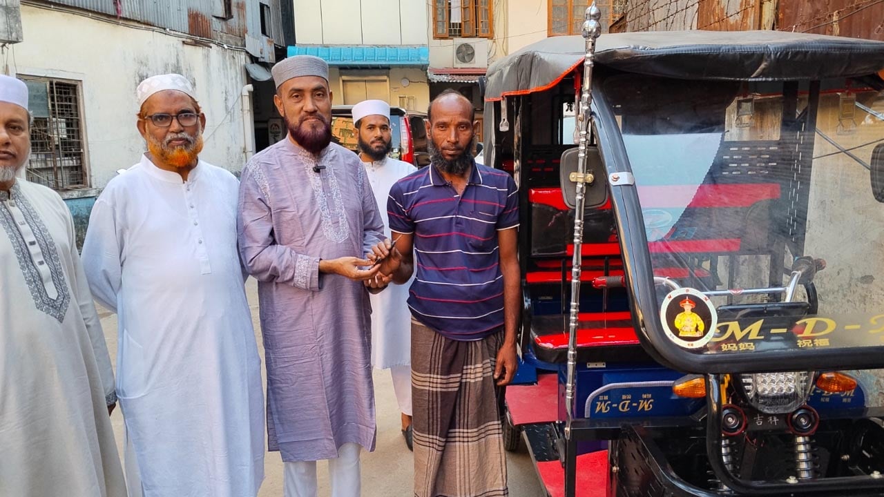 রাজধানীতে বেকারদের মাঝে জামায়াতের অটো রিকশা বিতরণ