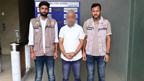 মিরপুরে অস্ত্র-গুলিসহ সন্ত্রাসী ‘শুটার জাকির’ গ্রেপ্তার