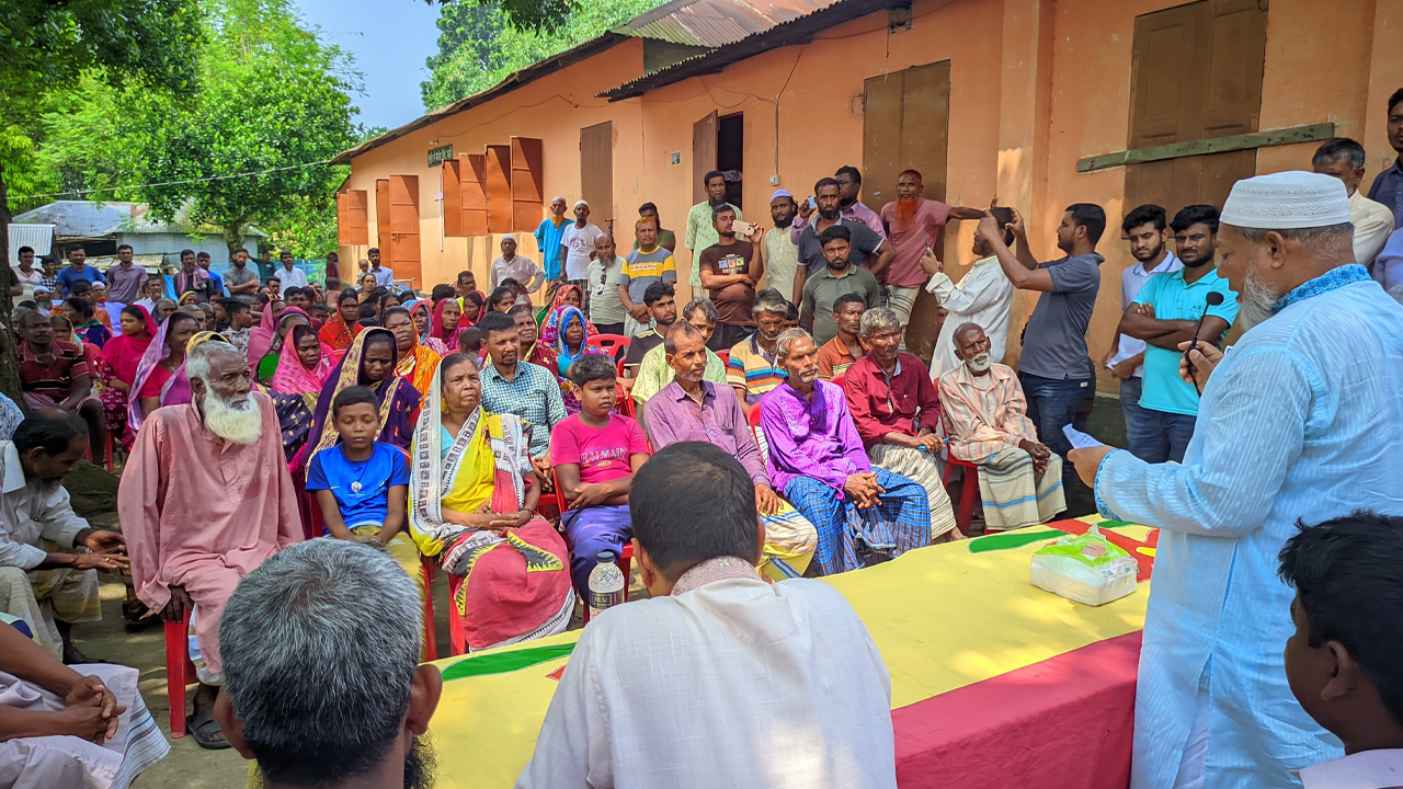 ঈশ্বরদীতে আদিবাসী সম্প্রদায়ের সঙ্গে জামায়াত নেতার মতবিনিময়