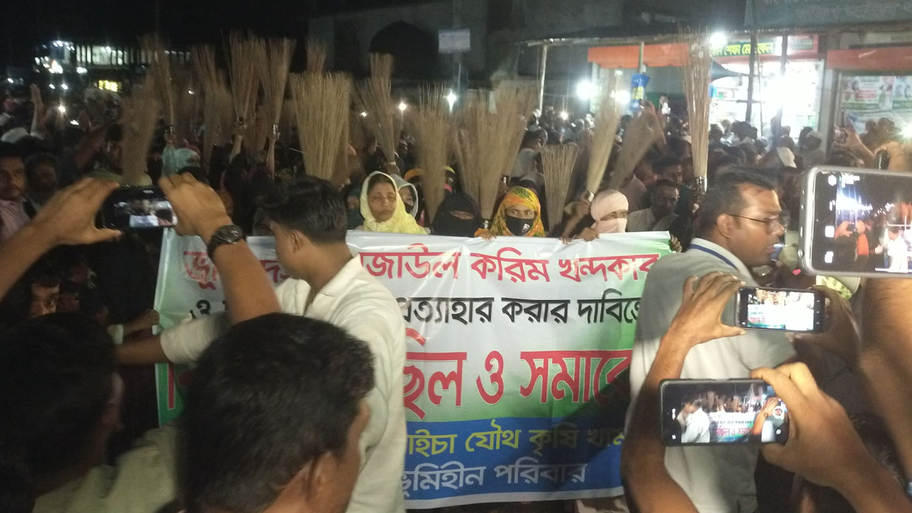 চরফ্যাশনে বিএনপি নেতার বিরুদ্ধে ঝাড়ু মিছিল