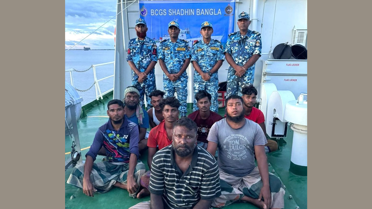 সমুদ্রে তিনদিন ধরে ভাসতে থাকা ৮ জেলেকে উদ্ধার