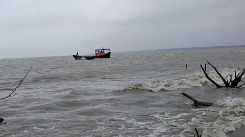বঙ্গোপসাগরে ট্রলারডুবি, ২ জেলে নিখোঁজ