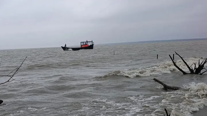 বঙ্গোপসাগরে ট্রলারডুবি, ২ জেলে নিখোঁজ
