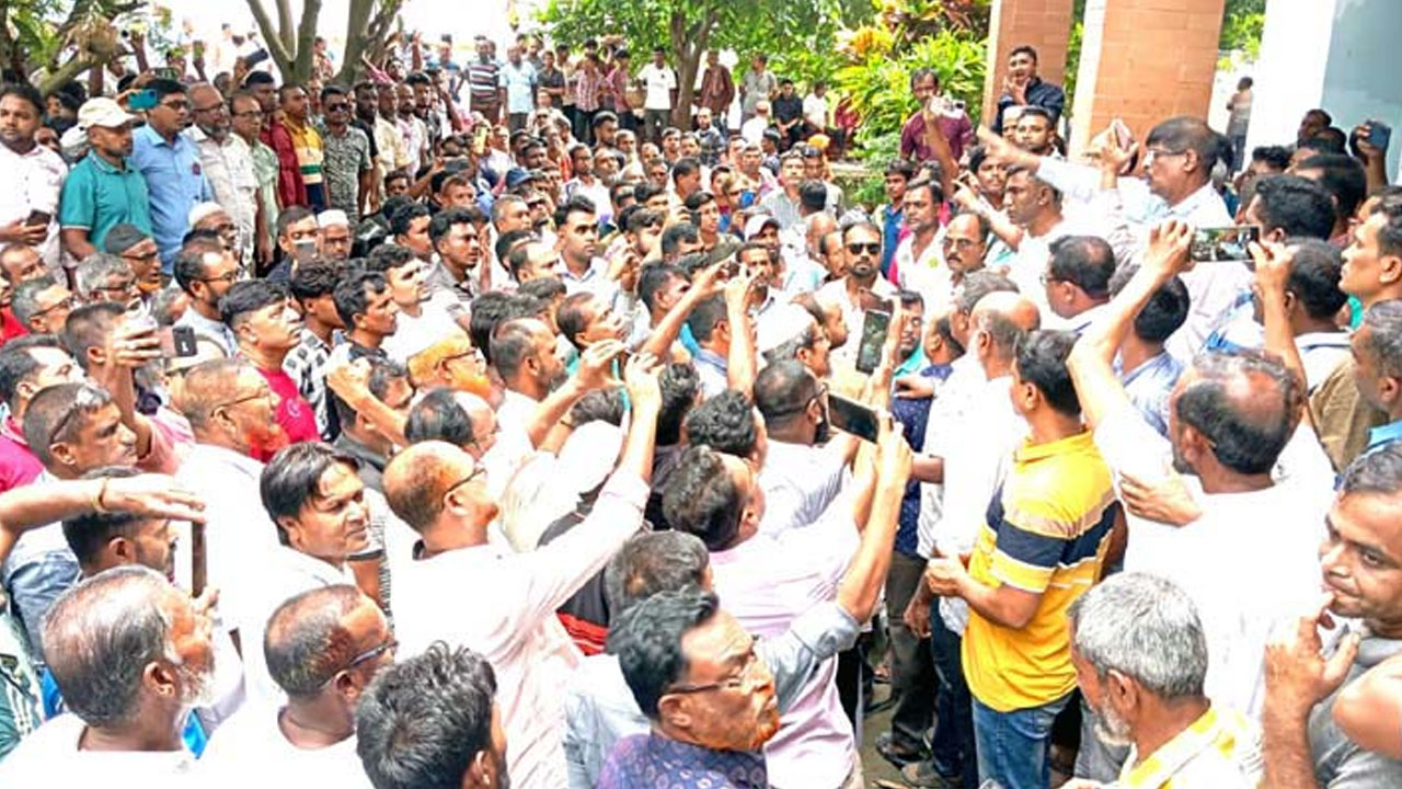 যশোরে আসন অপরিবর্তিত রাখার দাবিতে নির্বাচন অফিসারের কার্যালয় ঘেরাও