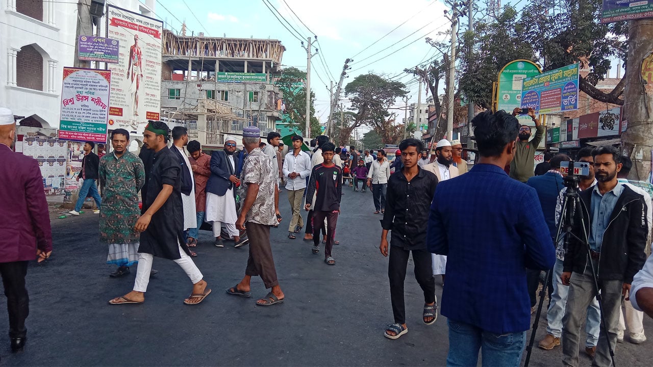 হাদির হত্যাকারীদের দেশে এনে শাস্তির দাবিতে ঝালকাঠিতে সড়ক অবরোধ