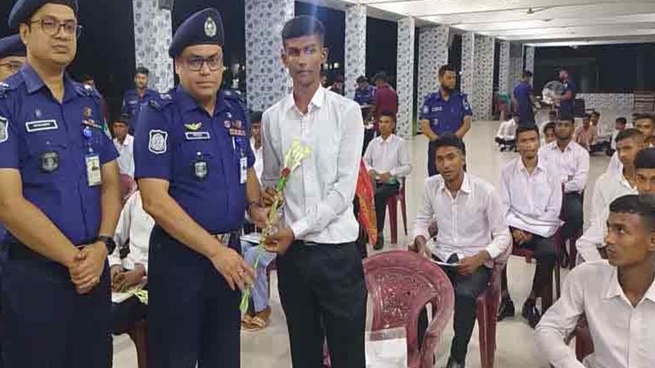 ঝিনাইদহে বিনা টাকায় পুলিশের চাকরি পেলেন ৩৩ জন