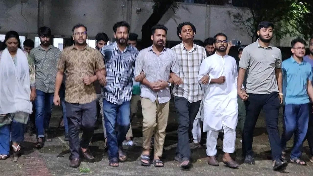 গাজামুখী ফ্লোটিলায় ইসরায়েলি হামলার প্রতিবাদে জবিতে বিক্ষোভ