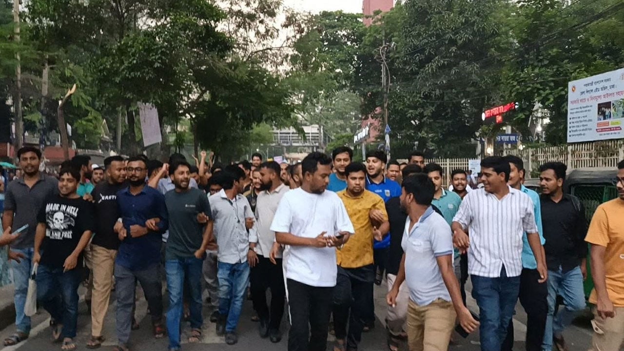 শিক্ষক নিয়োগে কমিটি পদ্ধতি নয়, এনটিআরসিএ বহালের দাবিতে জবিতে বিক্ষোভ