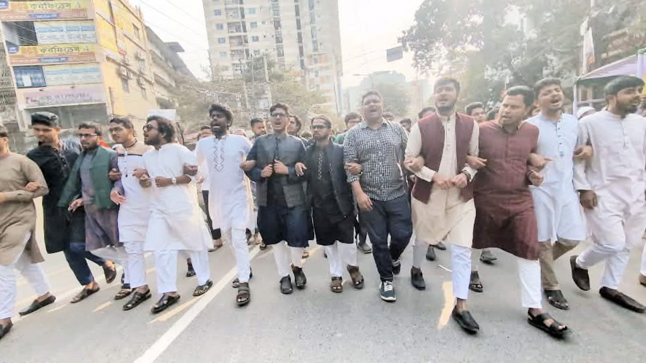 হাদি হত্যার বিচার দাবিতে জবি শিক্ষার্থীদের বিক্ষোভ