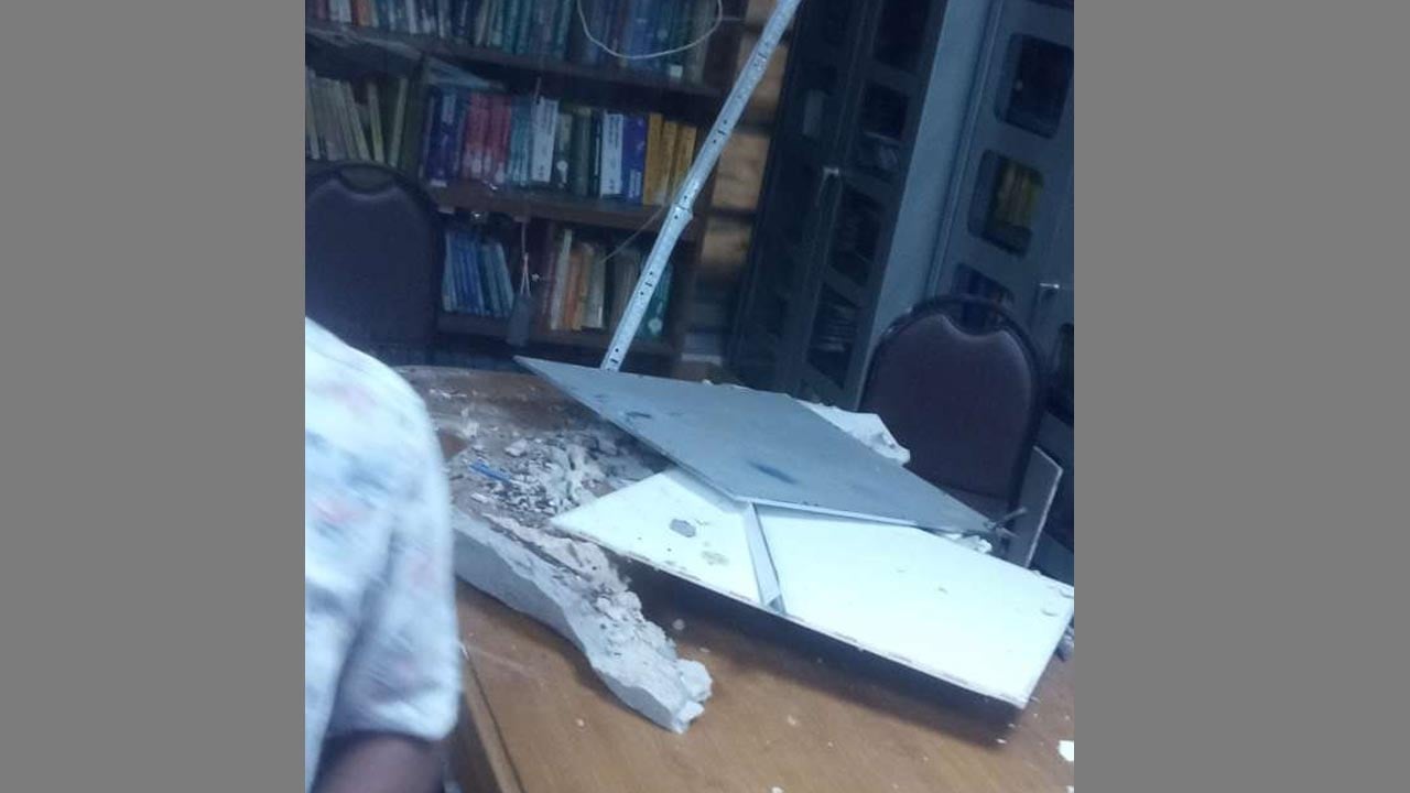 জবিতে ছাদের পলেস্তারা ধসে ২ শিক্ষার্থী আহত