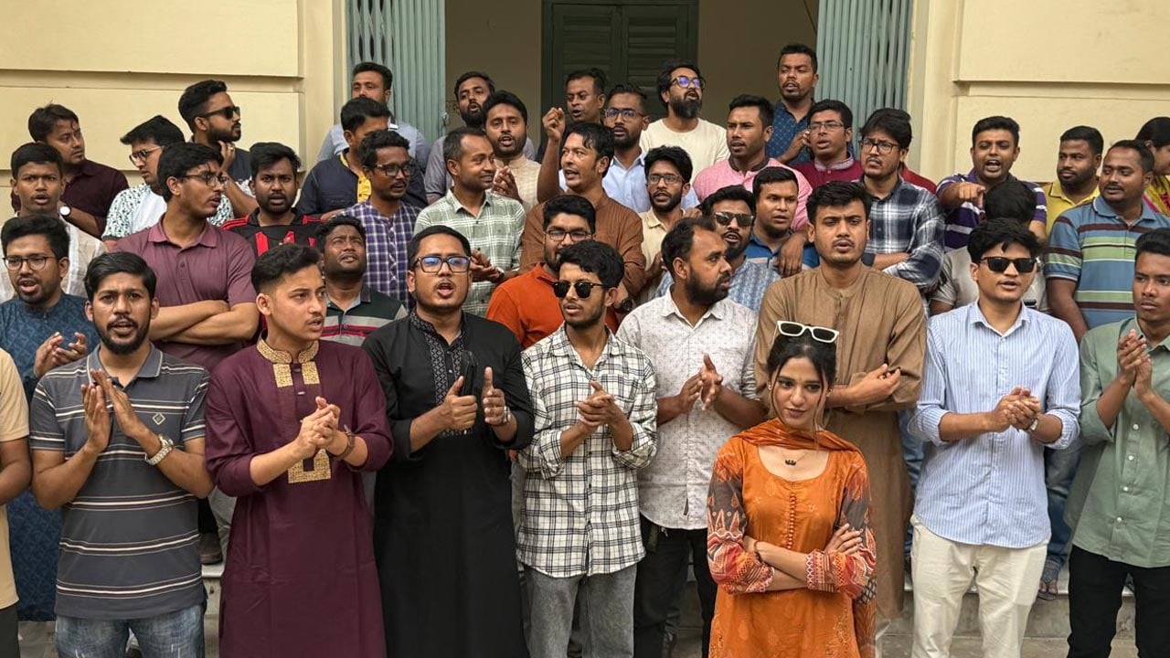 সাংবাদিক হামলার বিচারের দাবিতে ভিসি ভবন ঘেরাও জবি ছাত্রদলের