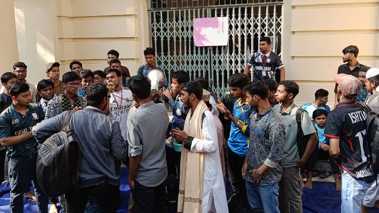 ৩ দফা দাবিতে জবি প্রশাসনিক ভবন অবরুদ্ধ আস-সুন্নাহ প্রকল্পের শিক্ষার্থীদের