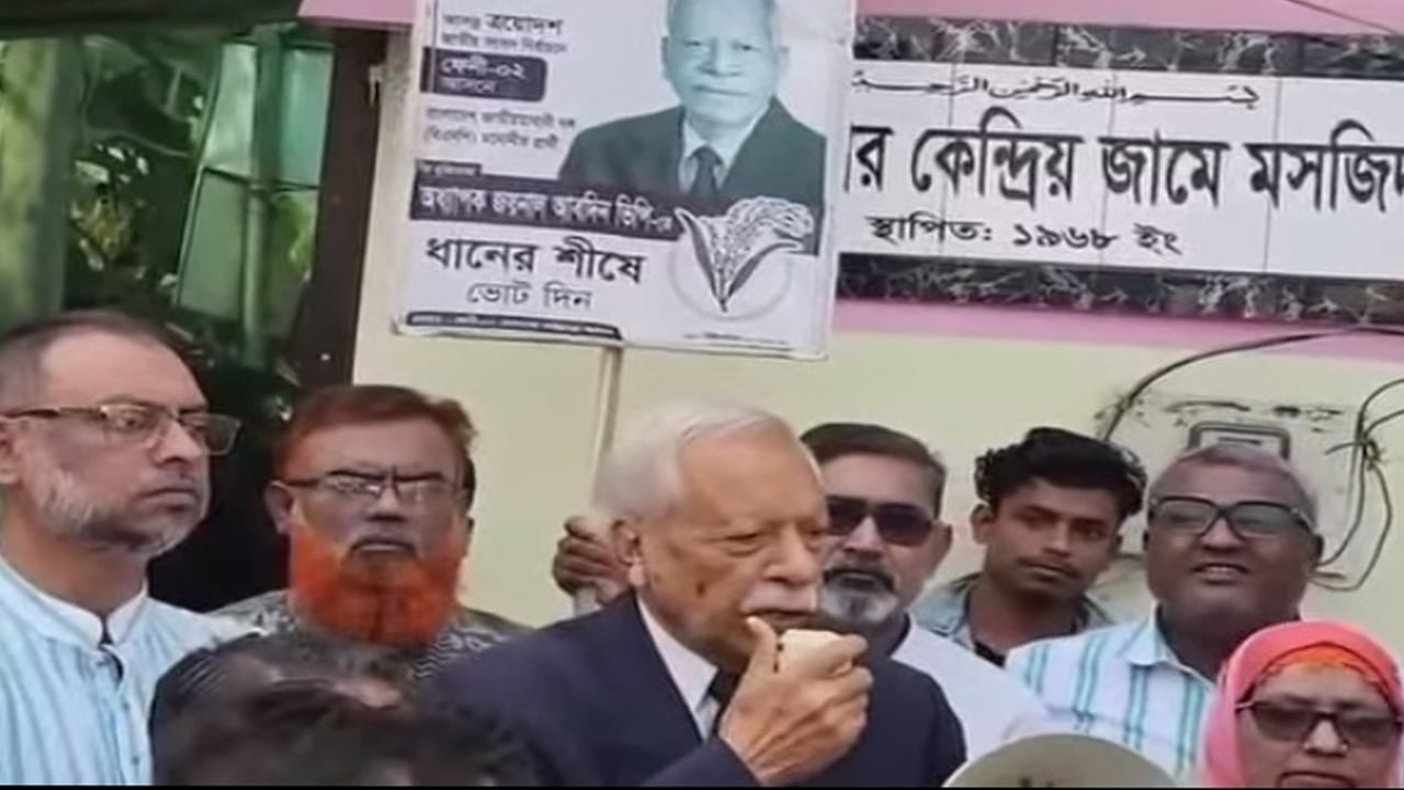 ভুল করে হাসিনাকে প্রধানমন্ত্রী বললেন এমপি প্রার্থী জয়নাল আবেদীন