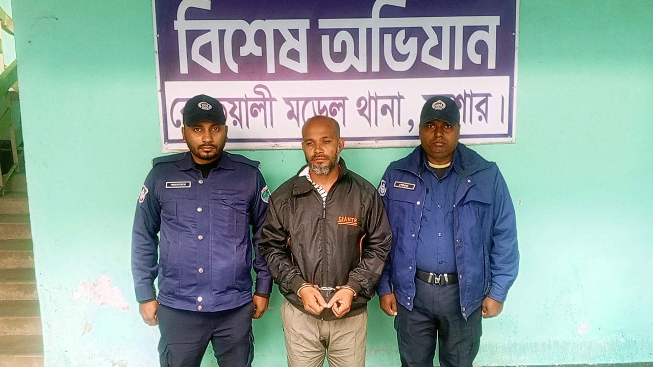 পুলিশের অভিযানে ককটেল, ধারালো অস্ত্রসহ আটক যুবদল নেতা