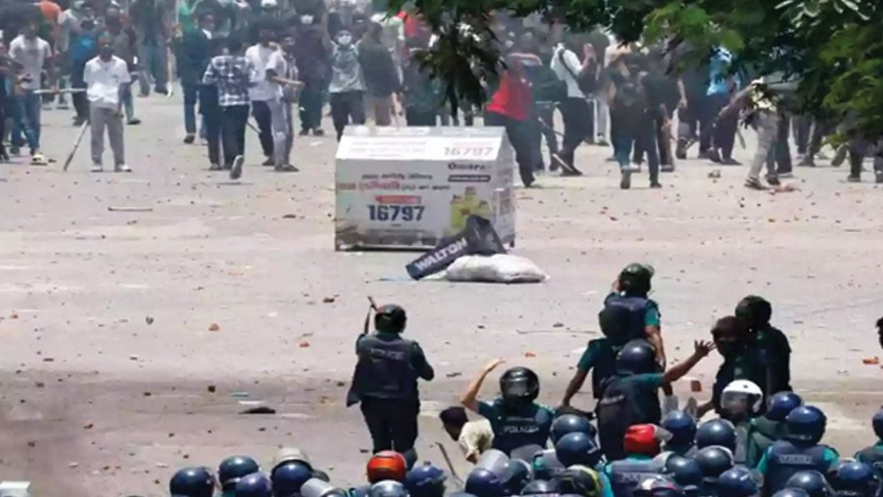 আমার হাঁটুতে গুলি লেগে হাড় ভেঙে চুরমার হয়ে যায়