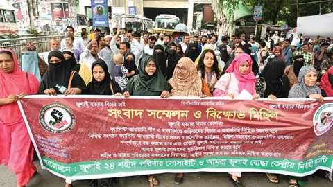 জুলাই শহীদদের হত্যার বিচার ও আহতদের চিকিৎসার দাবিতে বিক্ষোভ