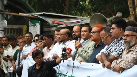 দশম ওয়েজ বোর্ডের দাবিতে সাংবাদিকদের বিক্ষোভ