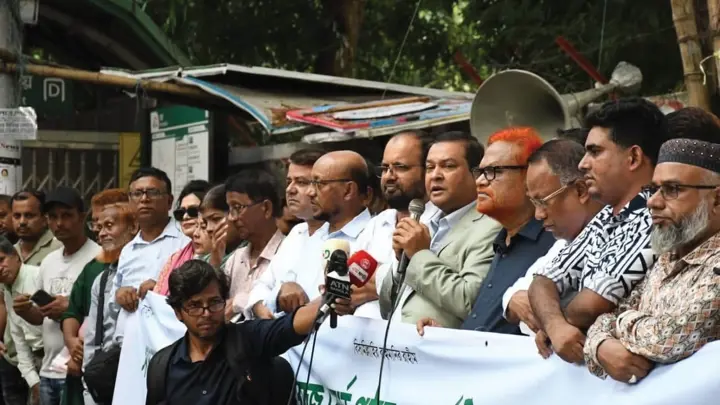 দশম ওয়েজ বোর্ডের দাবিতে সাংবাদিকদের বিক্ষোভ