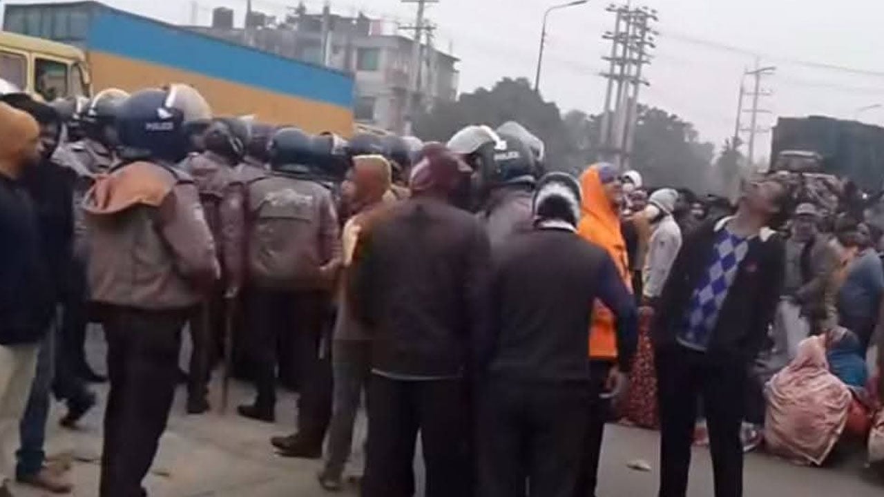 বকেয়া বেতনের দাবিতে ঢাকা-টাঙ্গাইল মহাসড়ক অবরোধ করে বিক্ষোভ
